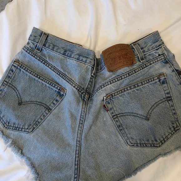Vintage Levi cut off shorts W34 - Picture 2 of 3